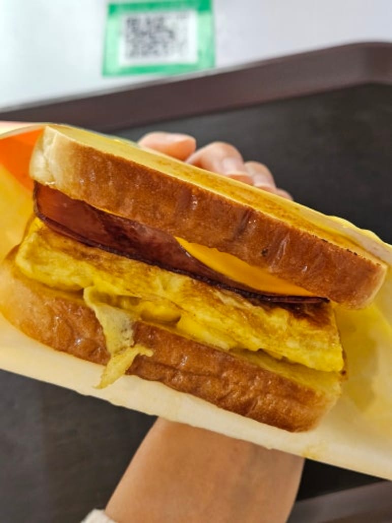 Scrramble Ham & Cheese Toast bei Isaac Toast in Sinchon gegessen