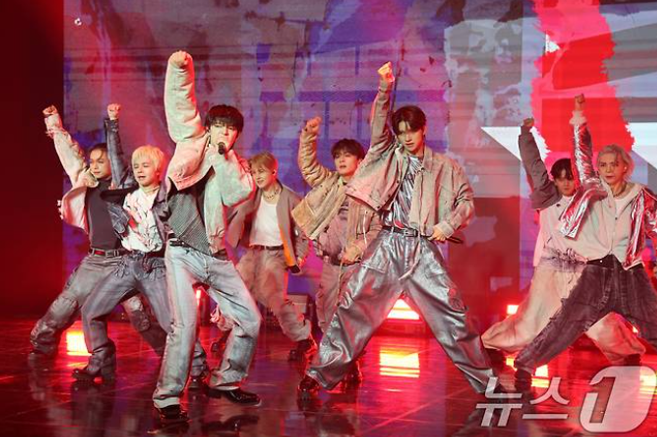 De achtkoppige boygroup ONE OR EIGHT (원 오어 에이트) geeft een energiek optreden tijdens de showcase ter ere van de release van hun tweede digitale single, gehouden op 26 oktober in de Ilji Art Hall in Gangnam-gu, Seoul.