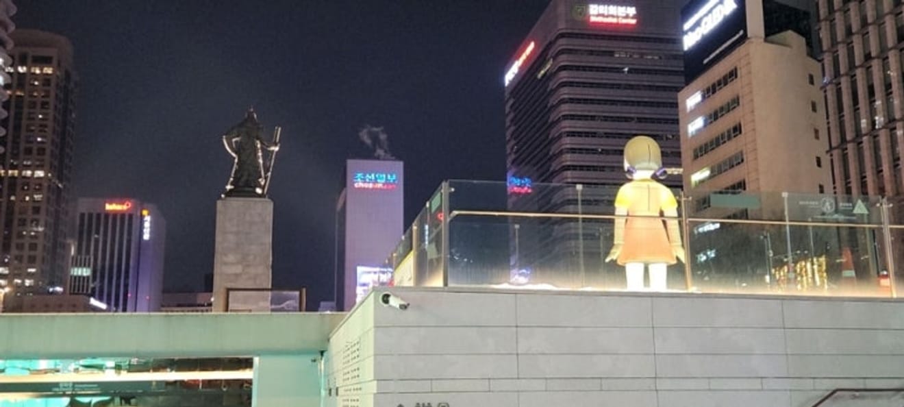 Robot géant Yeong-hee de Squid Game 2 sur la place Gwanghwamun