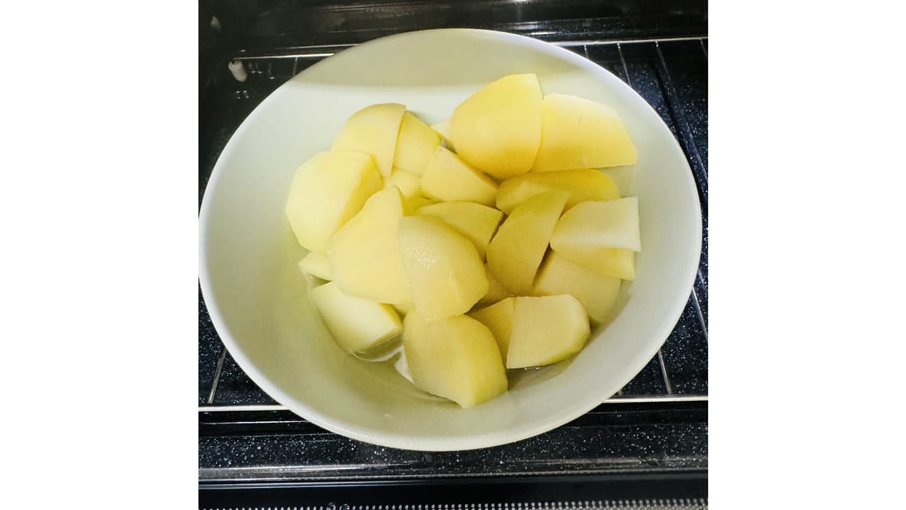 Pommes de terre en train d'être cuites au micro-ondes