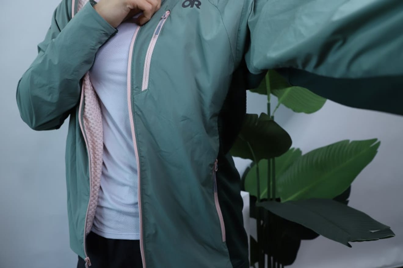 アウトドア必需品 春ジャケット 登山ジャケット アウトドアリサーチ OR 軽量機能性ジャケット おすすめ 着用レビュー
