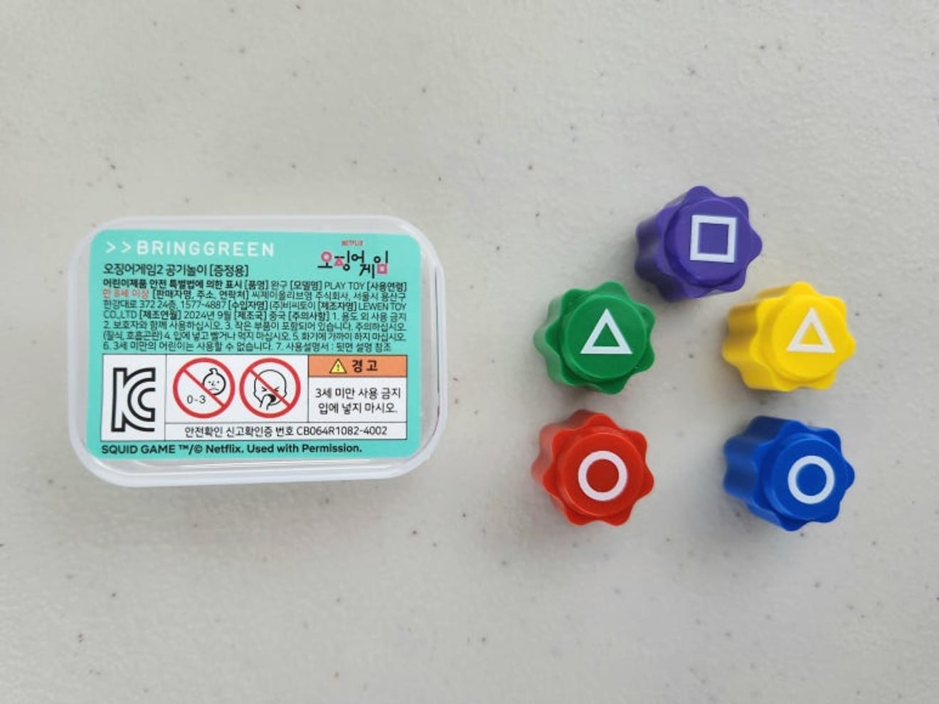 ของที่ระลึกจากการร่วมมือกันระหว่างเกมイカゲーム (Squid Game) และแบรนด์ Bring Green ที่ Olive Young