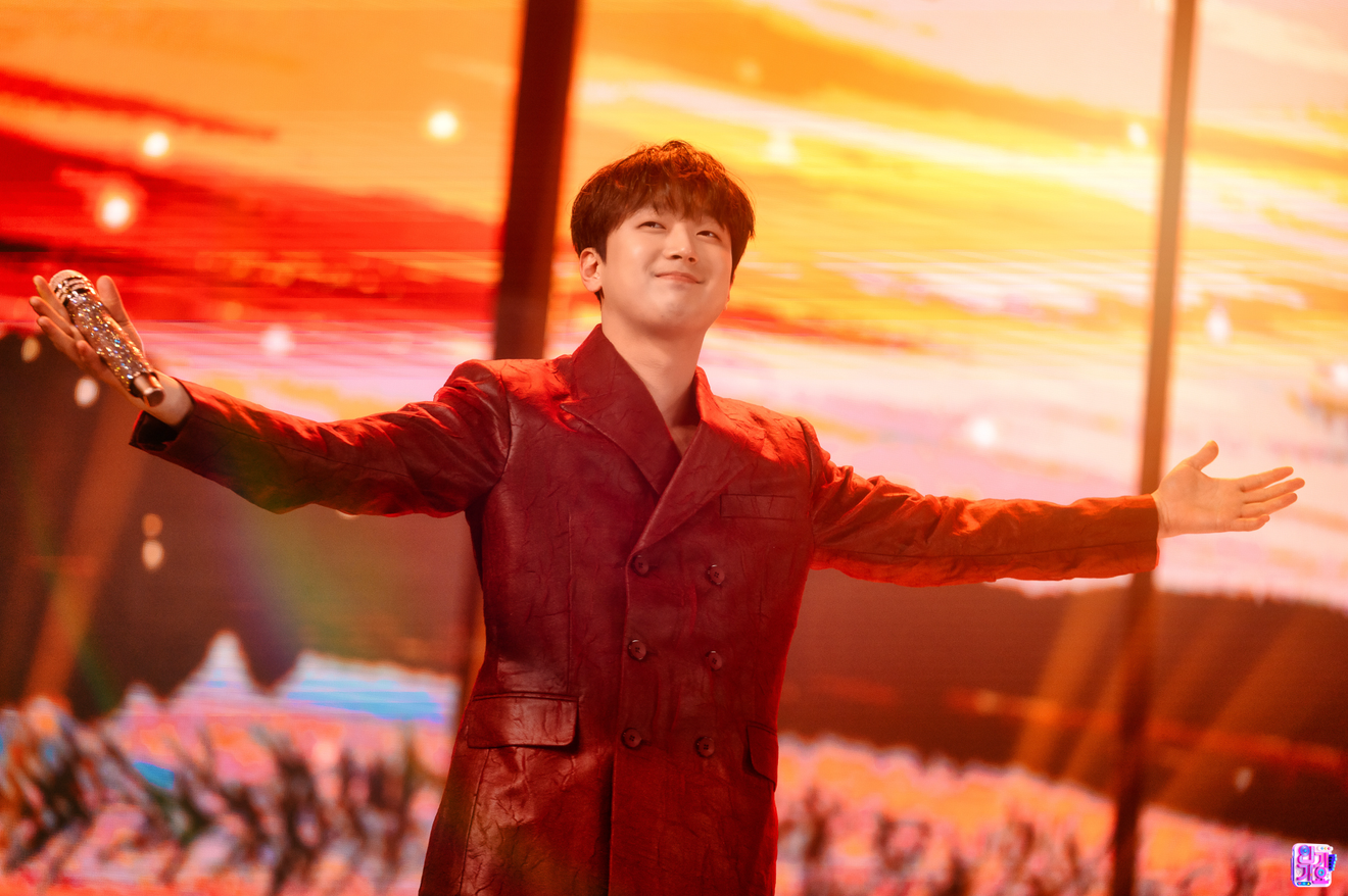 Cantante Lee Chan-won in azione: apparizione a SBS Inkigayo