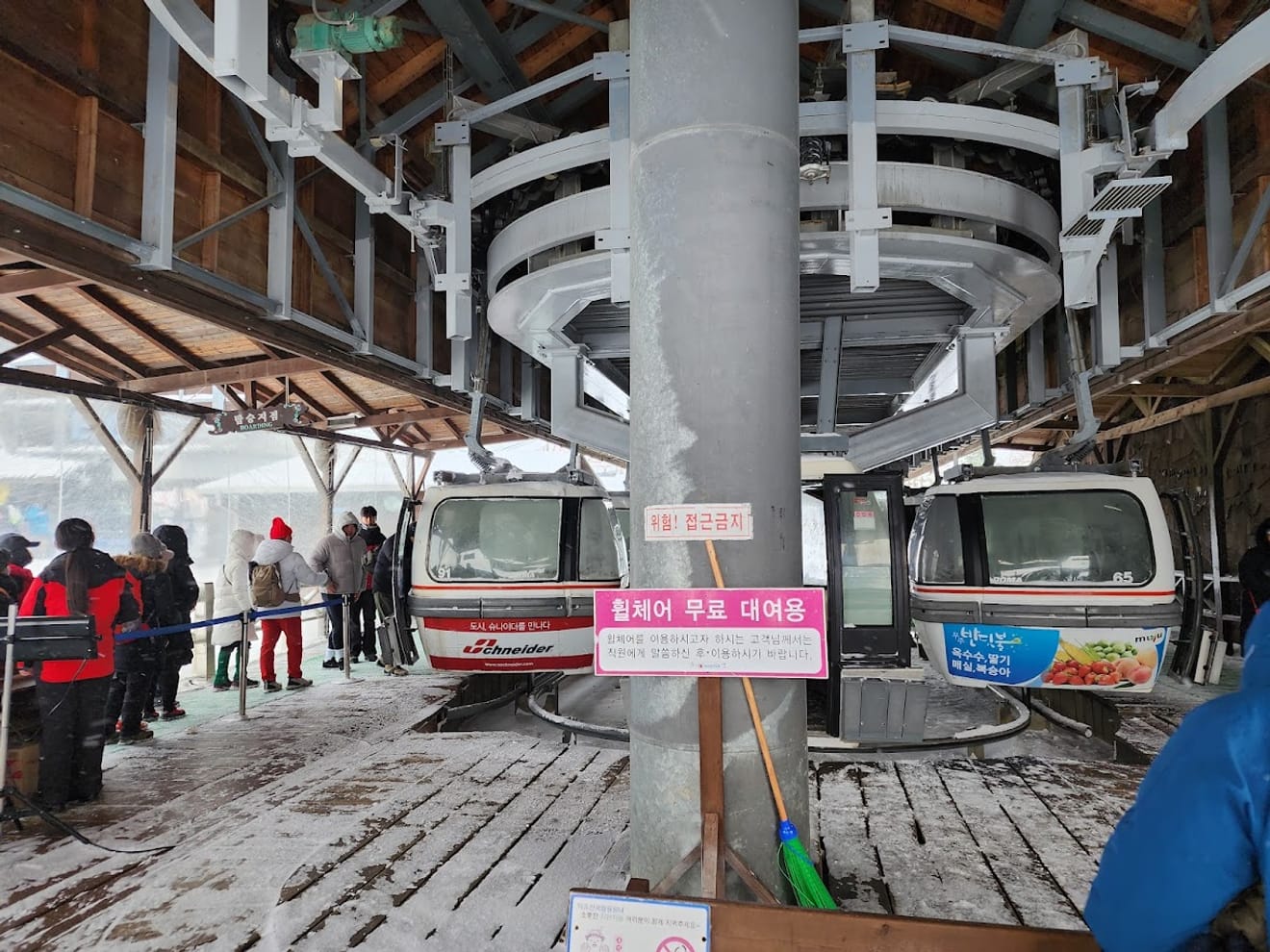 [National Park Stamp Tour] 13. Easy Snow Hiking in Naejangsan with a Cable Car, Even for Beginners