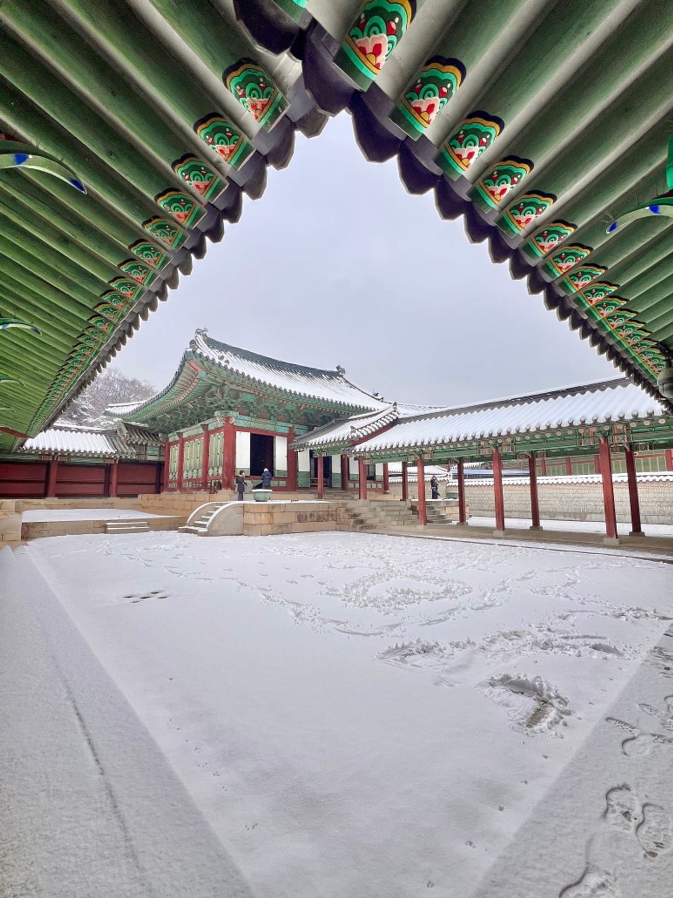 Winterreise im Changdeokgung Palast, erster Schneefall in Seoul 2025