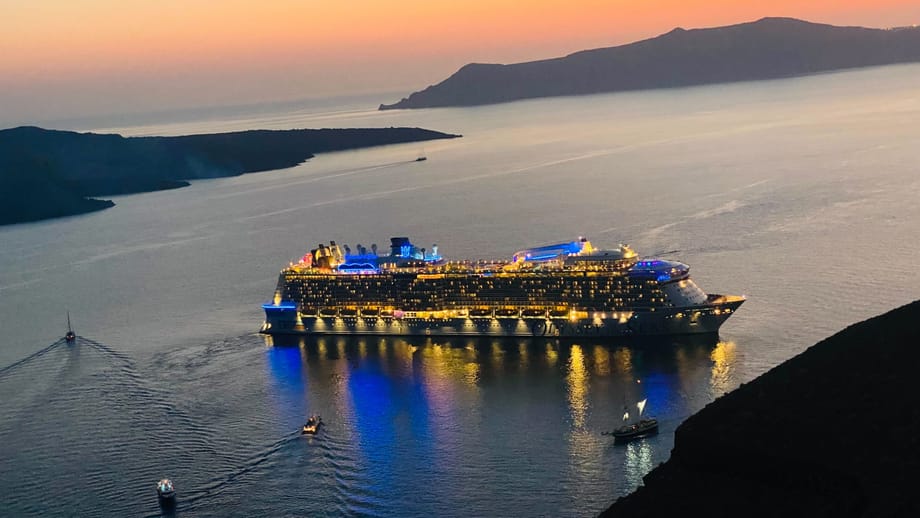 Uitzicht op de cruise in de zee van Santorini in de avond
