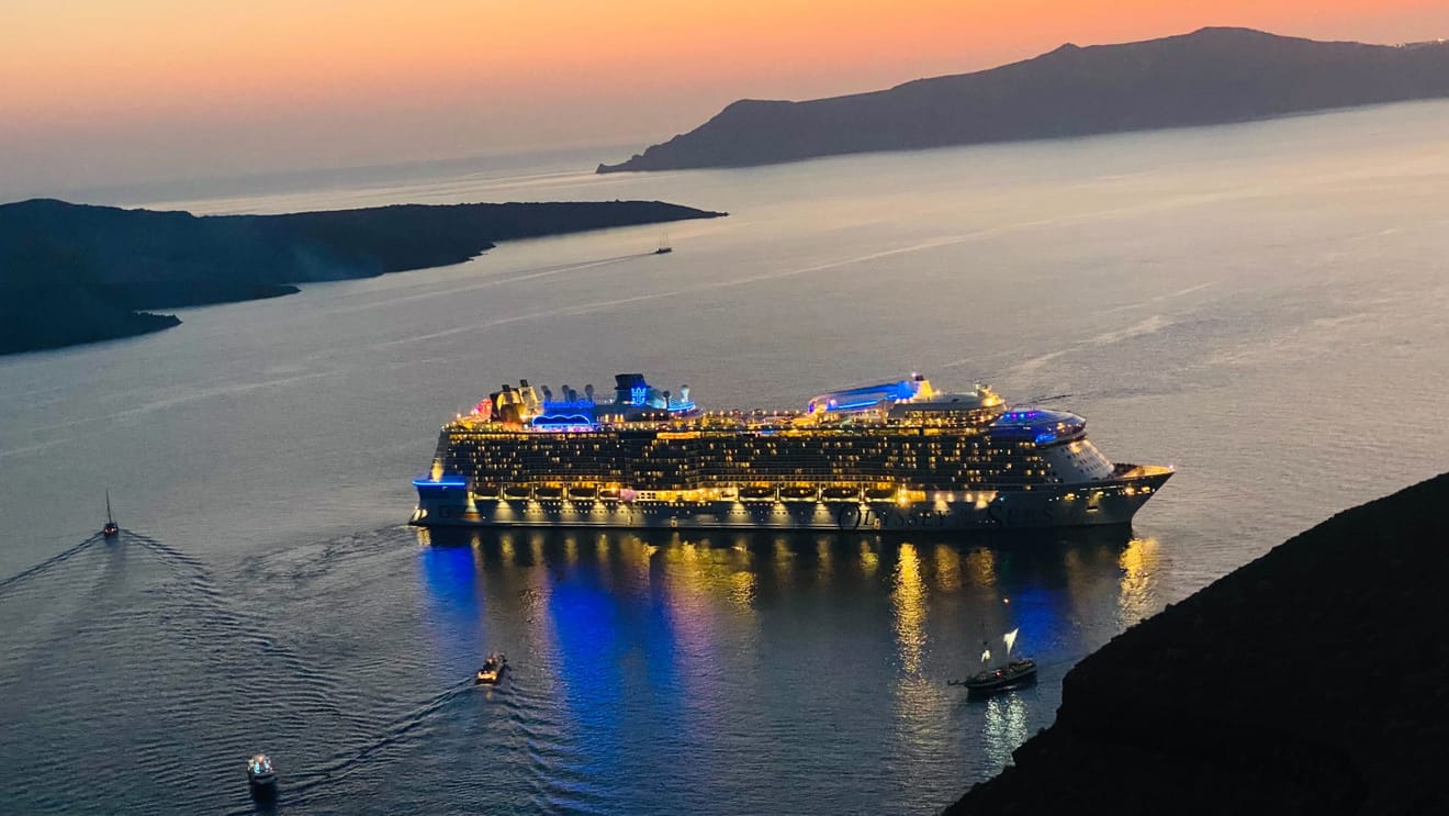 Nachtsicht eines Kreuzfahrtschiffs vor der Küste Santorinis