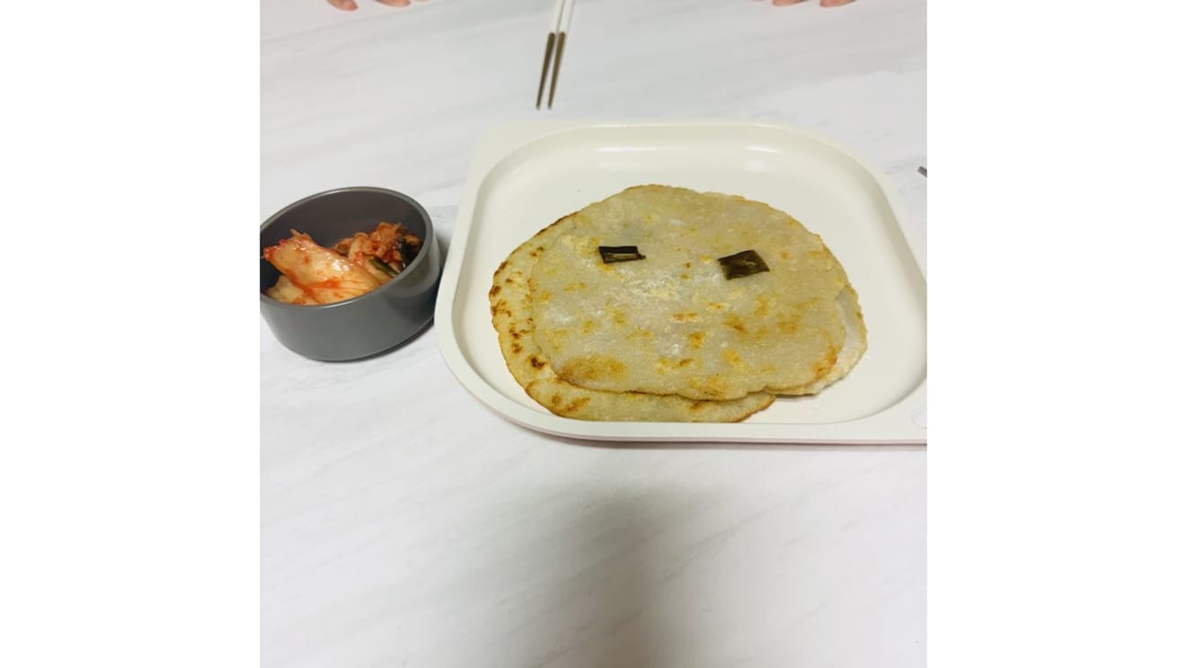 Duas tortitas de batata e kimchi
