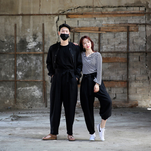 Erkek ve kadının Joseon pantolonu giymiş hali