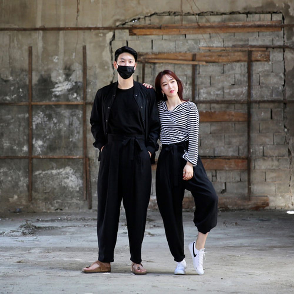 A man and a woman wearing Joseon Bajji