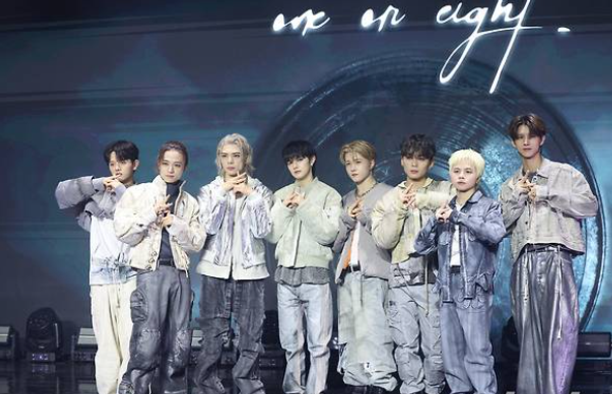 De achtkoppige boygroup ONE OR EIGHT (원 오어 에이트) poseert tijdens de showcase ter ere van de release van hun tweede digitale single, gehouden op 26 oktober in de Ilji Art Hall in Gangnam-gu, Seoul.
