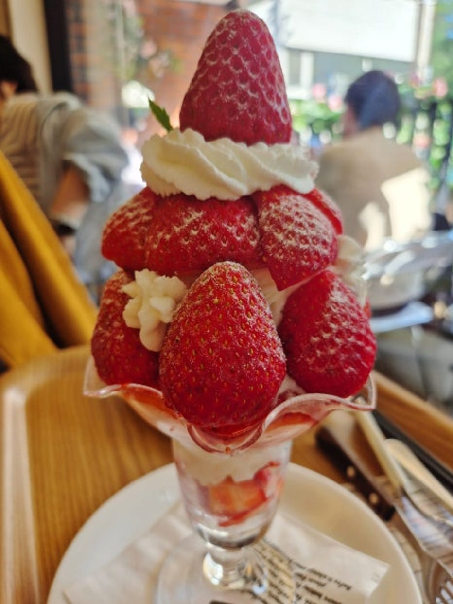 Ulasan dari Cafe La Pluie Flute Seongsu yang terkenal dengan kue stroberinya
