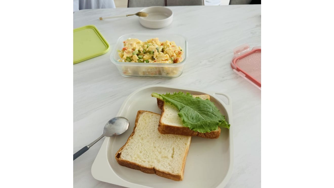 Cómo comer ensalada de patata con tostadas