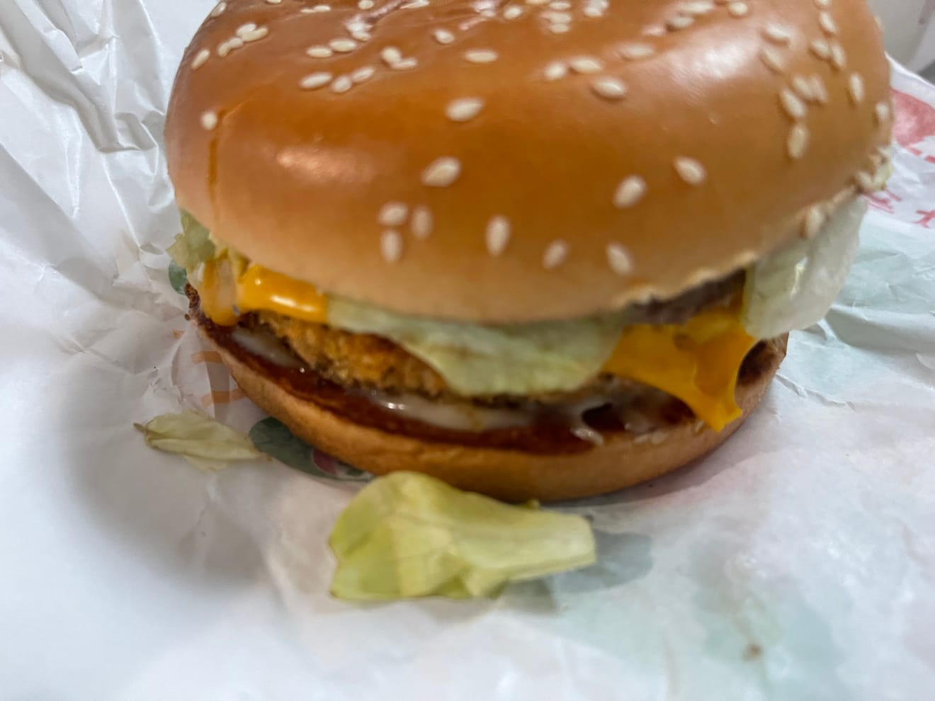 [ESG Yönetimi Yazısı] The ESG News = Yazar Choi Bong-hyeok  ESG Yönetimi ve Big Mac Endeksi…Bütüncül Düşüncenin Önemi  Modern dünyada şirket yönetimi, basit bir kâr peşinde koşmayı aşarak toplumsal sorumluluk ve sürdürülebilirliği göz önünde bulundurmayı gerektiren bir döneme girmiştir. ESG (Çevre, Toplum, Yönetim) yönetimi bu değişimin merkezinde yer almaktadır ve şirketlerin çevreyi korumayı, toplumsal değer yaratmayı ve şeffaf bir yönetim yapısına sahip olmayı vurgulamaktadır. Öte yandan, Big Mac Endeksi, dünyanın çeşitli ülkelerindeki para birimlerinin değerlerini karşılaştıran bir göstergedir ve küresel ekonomi durumunu anlamak için faydalı bir araçtır. Bu iki kavramı birleştirerek şirketlerin sürdürülebilir büyüme stratejilerini araştırması önemlidir.  - ESG Yönetiminin Arka Planı ve Gerekliliği  ESG yönetimi, şirketlerin çevre koruma, toplumsal sorumluluk ve şeffaf bir yönetim yapısıyla uzun vadeli değer yaratmalarını sağlayan bir yönetim biçimidir. İklim değişikliği, toplumsal eşitsizlik ve şirketlerin şeffaflık sorunları modern dünyanın karşılaştığı önemli sorunlardır. Bu sorunlar şirketlerin sürdürülebilirliğini doğrudan etkilemekte ve bunları çözmek için çaba gösterilmesi gerekmektedir.  Özellikle tüketiciler ve yatırımcılar şirketlerin ESG performansını önemsemekte olup bu da şirketlerin marka değerleri ve mali performanslarını olumlu yönde etkilemektedir. Bu nedenle şirketlerin, toplumsal sorumluluklarını yerine getirmek, güven oluşturmak ve uzun vadeli büyümeyi sağlamak için ESG stratejileri geliştirmesi gerekmektedir.  - Big Mac Endeksinin Kavramı ve Kullanımı  Big Mac Endeksi, 'The Economist' tarafından geliştirilen bir ekonomi göstergesidir ve dünyanın çeşitli ülkelerinde satılan Big Mac'lerin fiyatlarını karşılaştırarak ilgili ülkenin para biriminin değerinin uygun olup olmadığını değerlendirir. Bu, satın alma gücü paritesi (SAG) esasına dayanmaktadır ve ülkelerin ekonomik durumlarını basit ve sezgisel bir şekilde anlamaya olanak tanır.  Bu endeks, basit bir ekonomi göstergesinden daha fazla anlam taşımaktadır. Big Mac, küreselleşmenin bir simgesidir ve çeşitli kültürlere ve ekonomik geçmişlere sahip ülkelerde aynı ürünü sunarak tüketicilere kıyaslama yapabilecekleri bir standart sağlamaktadır. Bu nedenle, Big Mac Endeksi ile ülkelerin ekonomik durumlarını karşılaştırarak küresel ekonomi ortamını anlamakta yardımcı olunabilir.  -ESG Yönetimi ve Big Mac Endeksinin Birleştirilmesi  ESG yönetimi ve Big Mac Endeksi bütüncül olarak ele alındığında, şirketler küresel pazardaki rekabet gücünü korurken sürdürülebilir yönetimi gerçekleştirebilecek stratejiler aramalıdır. Örneğin, Big Mac Endeksi kullanılarak ülkelerin ekonomik özelliklerinin analizi yapılabilir ve ilgili pazarlarda ESG yönetim stratejileri oluşturulabilir.  Belirli bir ülkede Big Mac'in fiyatı nispeten düşükse, ilgili ülke düşük iş gücü maliyeti veya hammadde kullanma fırsatı sağlayabilir. Ancak bu unsurlar çevre veya toplumsal sorumluluğu olumsuz etkiliyorsa, şirketlerin buna karşı önlem alması gerekir. Yani düşük maliyet arayışı yerine sürdürülebilir hammadde kullanımı veya adil çalışma koşullarının sağlanması gibi çabalar gereklidir.  - Küresel Şirketlerin ESG Yönetimi  Birçok küresel şirket ESG yönetimini güçlendirirken, McDonald's da bu akıma ayak uydurmaktadır. McDonald's, sürdürülebilir hammadde temini, sürdürülebilir ambalaj kullanımı ve yerel topluluklarla işbirliği yoluyla ESG hedeflerini gerçekleştirmeye çalışmaktadır.  Örneğin, McDonald's, gıda hammaddelerini sürdürülebilir bir şekilde temin etmek için çiftçilerle işbirliği yaparak tarımın sürdürülebilirliğini artırmaktadır. Ayrıca, yerel topluluklarla işbirliği yaparak toplumsal sorumluluklarını yerine getirmekte ve bu da marka imajını ve müşteri sadakatini olumlu yönde etkilemektedir.  - Bütüncül Düşüncenin Gerekliliği  ESG yönetimi ve Big Mac Endeksi'nin bütüncül düşünceyle birleştirilmesi, şirketlerin sürdürülebilir yönetimi gerçekleştirmeleri ve küresel pazarda rekabet gücünü korumaları için olmazsa olmazdır. Şirketlerin sadece ekonomik kazancı değil aynı zamanda çevre ve toplumsal sorumluluğu da dikkate almaları ve bu sayede uzun vadeli değer yaratmaları gerekmektedir.  Sonuç olarak, ESG yönetimi sadece bir yönetim stratejisi değil, şirketin varoluş nedenini ve yönünü belirleyen önemli bir unsurdur. Big Mac Endeksi kullanılarak küresel ekonomi durumu analiz edilmeli ve bu temelde sürdürülebilir yönetim stratejileri oluşturulmalıdır. Bu, şirketlerin geleceğini aydınlatacak yoldur. Bu bütüncül düşünceyle şirketler sürdürülebilir gelişmeyi sağlayabilir ve topluma ve ekonomiye olumlu katkıda bulunabilirler.  Kaynak: The ESG News (https://www.esgre100.com)