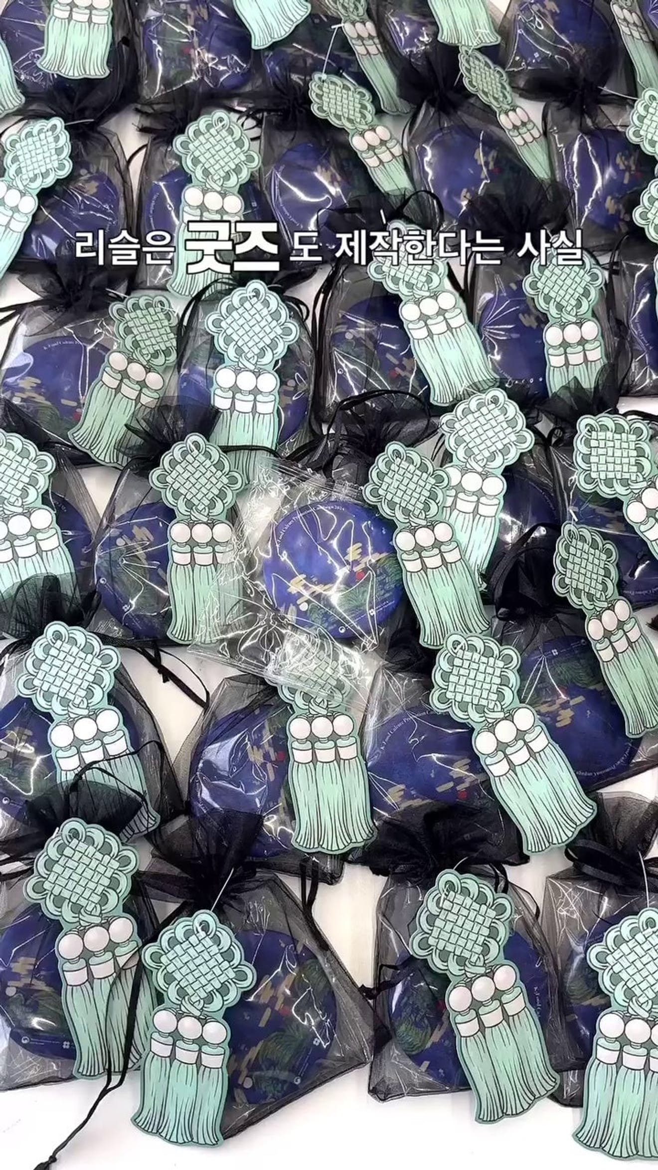 ¡Crea tus propios artículos con el espejo de mano de motivos tradicionales! Experiencia de accesorios de Hanbok personalizados que comienza en Lisle