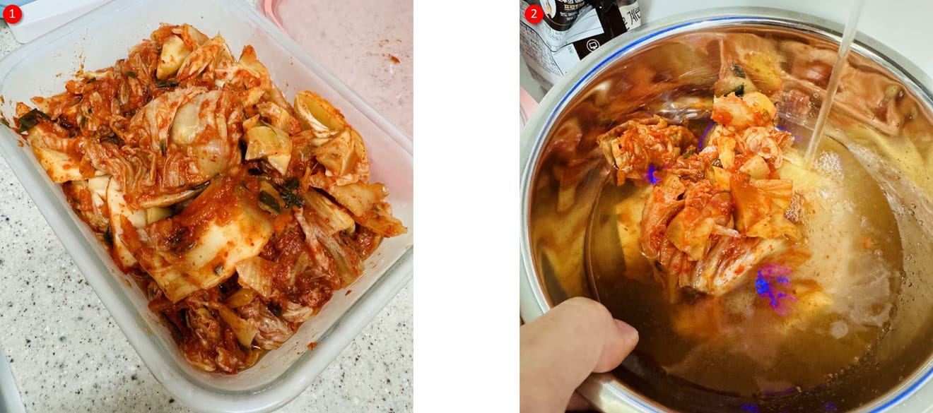 Kimchi kapta ve acılığını azaltmak için suyla yıkanıyor.