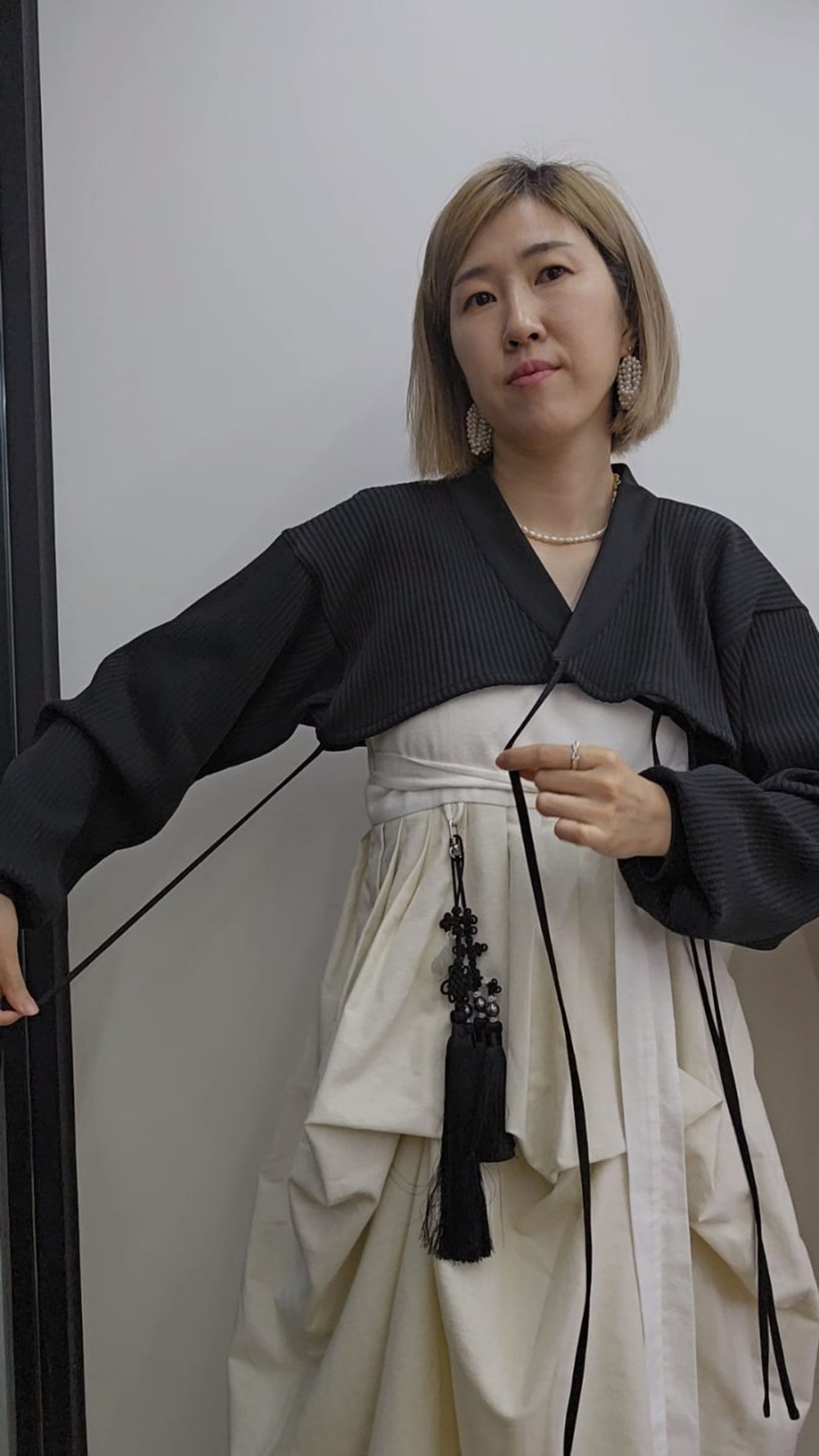 Wie wäre es mit moderner, alltagstauglicher Hanbok-Mode statt Prinzessinnen-Hanbok im Gyeongbokgung-Palast? _ Schwarzer & weißer Chic