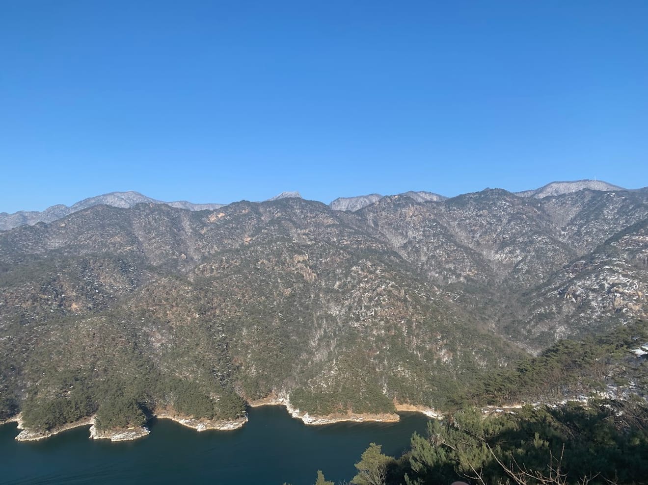 [Ulusal Park Pul Turu] 10. 월악산 (Walaksan) Yeni Başlayanlar İçin Kar Çiçeği Dağcılık Rotası Oksunbong'un Chungju Gölü Manzarası
