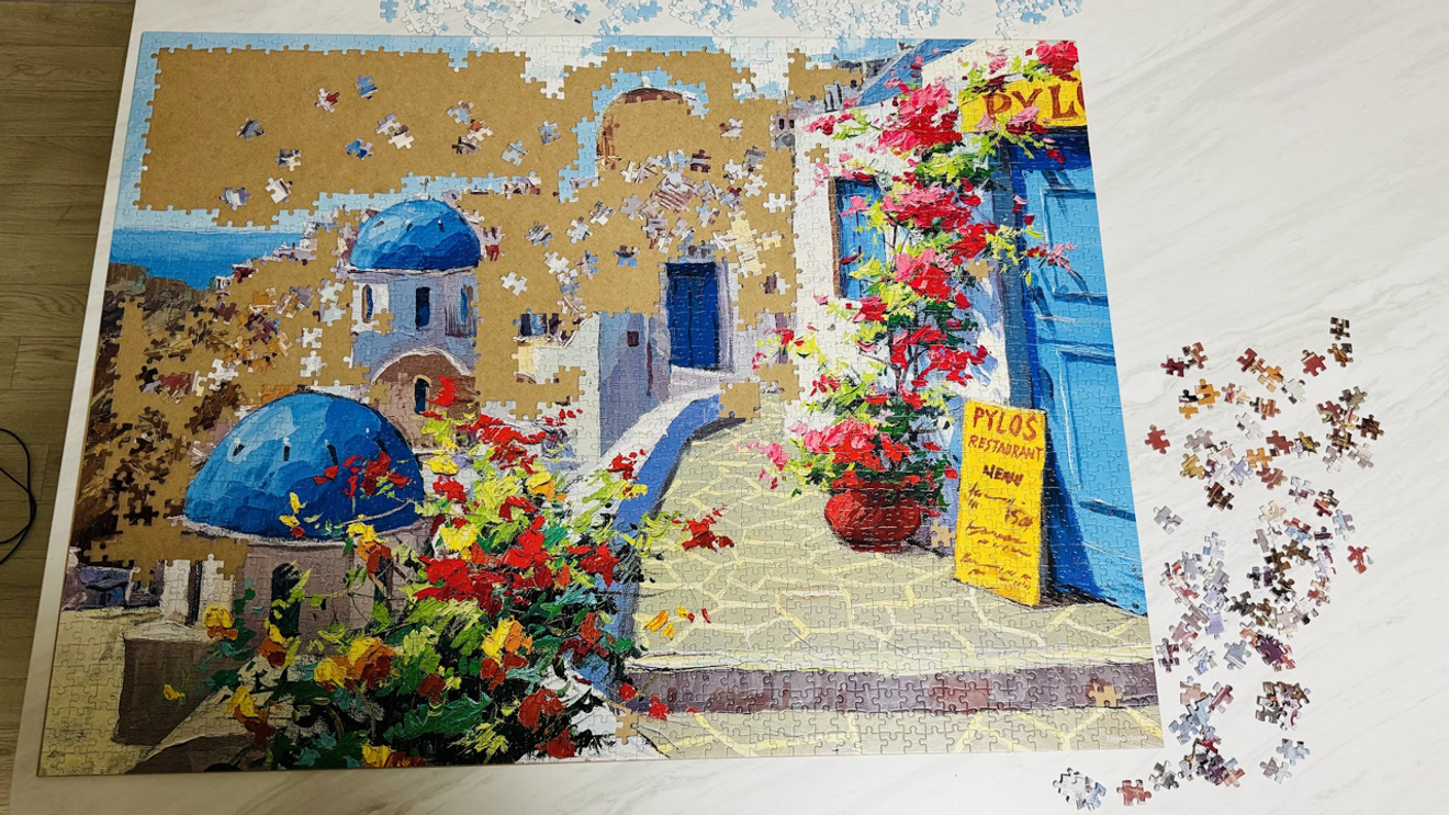 Ảnh chụp puzzle đang được lắp ghép hoàn thiện