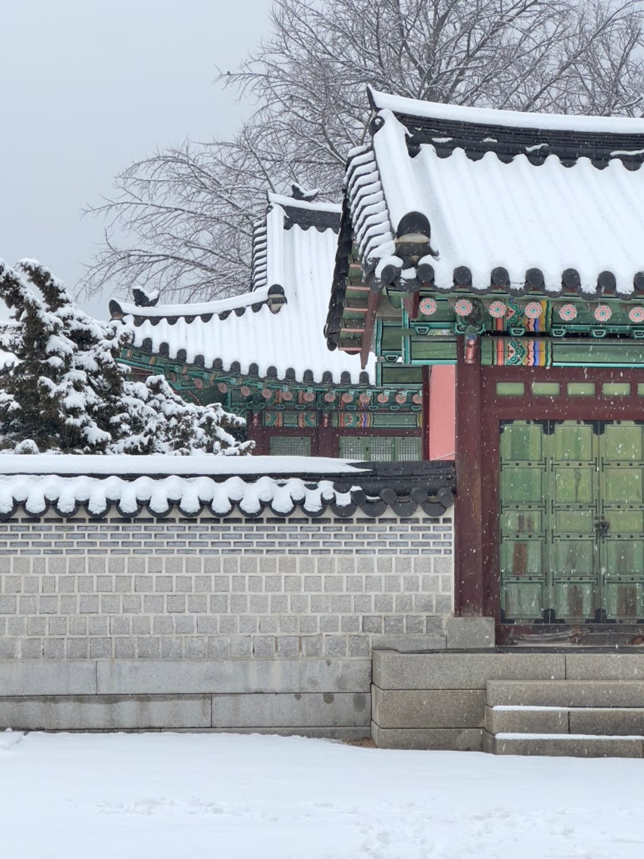 Winterreise im Changdeokgung Palast, erster Schneefall in Seoul 2025