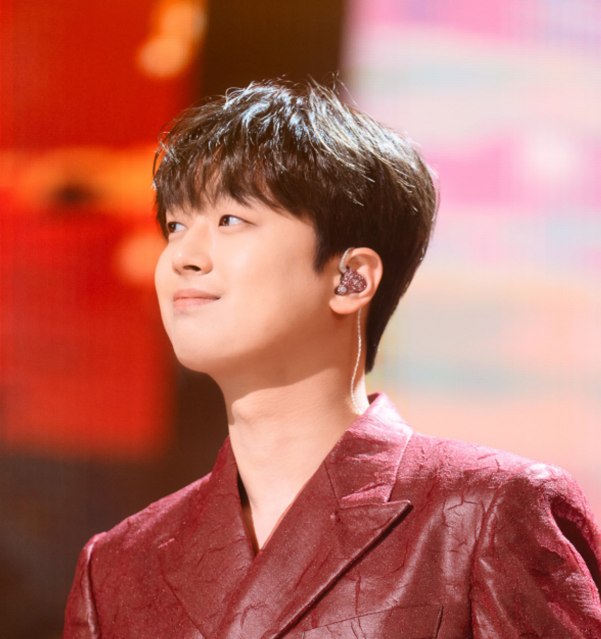 Cantante Lee Chan-won in azione: apparizione a SBS Inkigayo