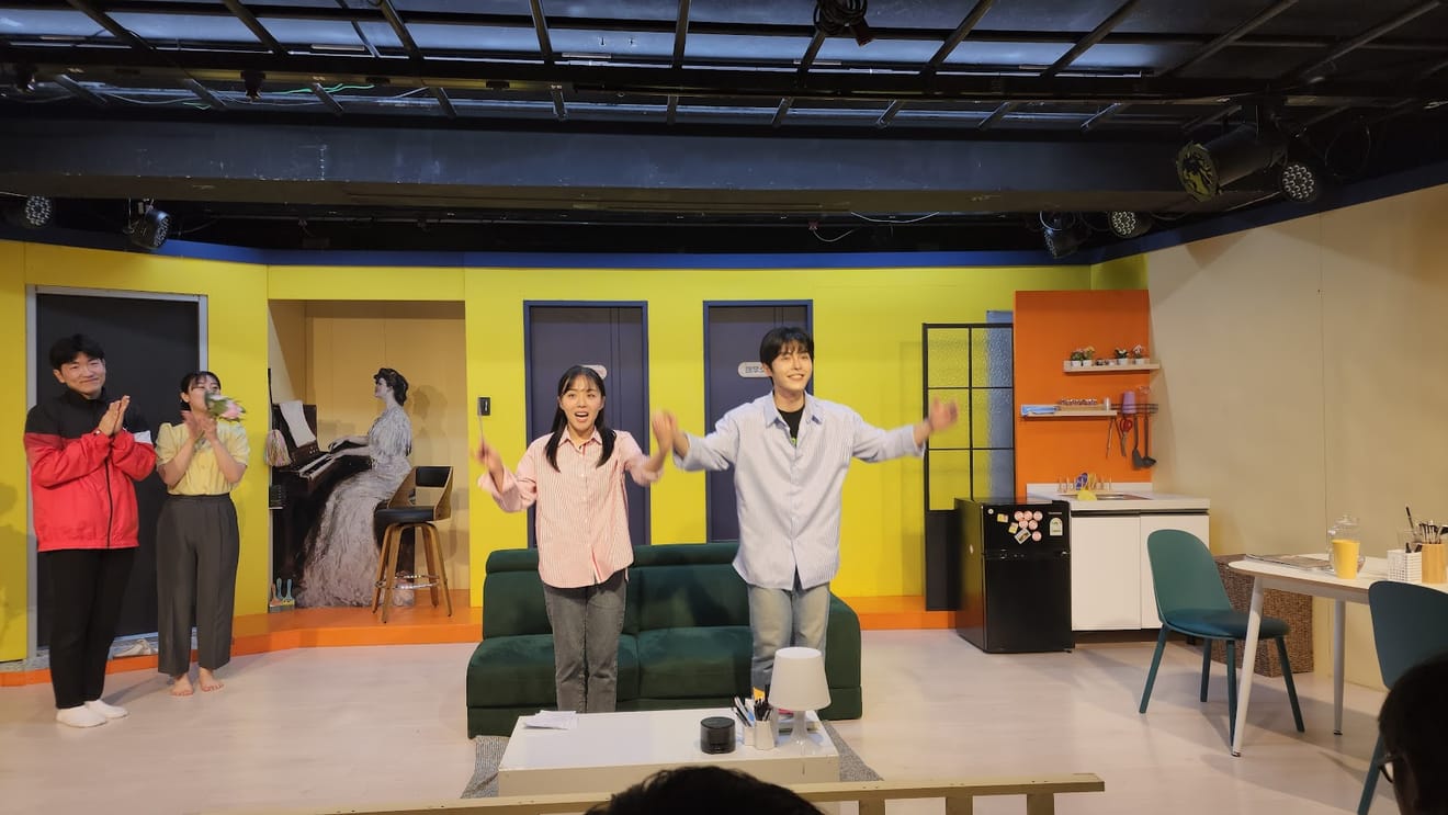 [Play Review] 'Falling in Love: D100', a Romantic Comedy in Daehakro Perfect for Couples' Dates