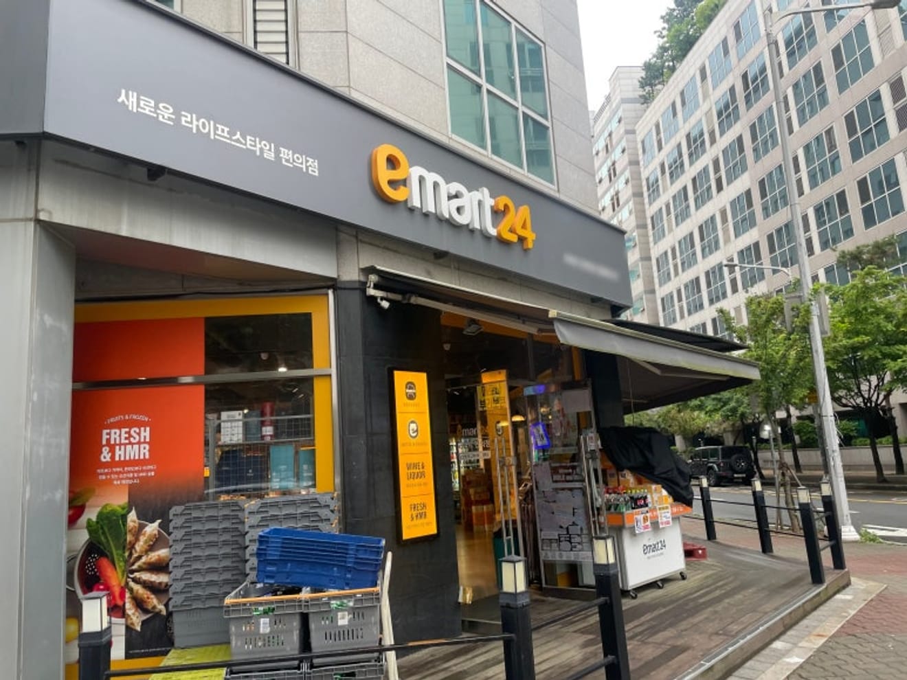 Árk összehasonlítás dél-koreai kényelmi boltok esernyőinek áráról (E-mart, GS25, Seven Eleven)