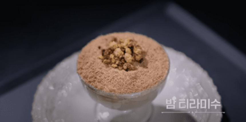 Avaliação do Tiramisu de Castanha do Chef de Cozinha em Preto e Branco de Nápoles <Copo de Tiramisu de Castanha>