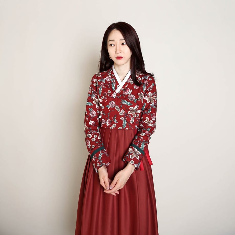 Mujer vestida con un hanbok de color burdeos de la blusa dalia