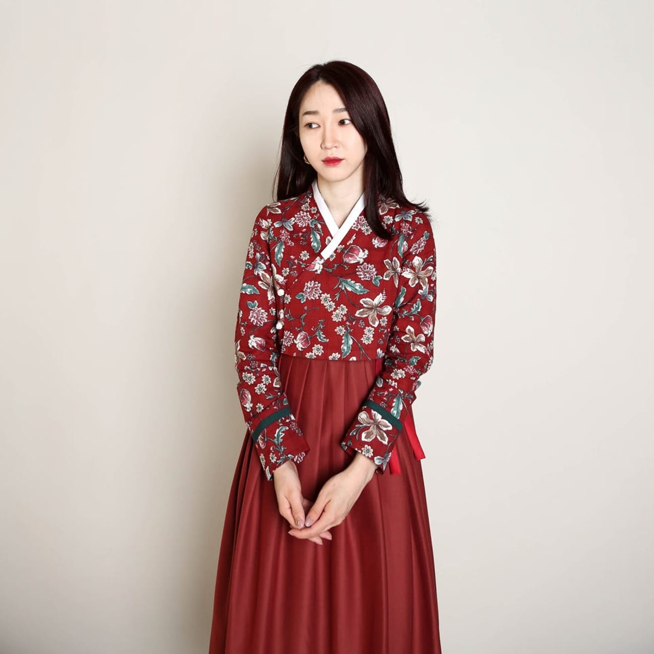 Giacca Dahlia bordeaux indossata da una donna in Hanbok