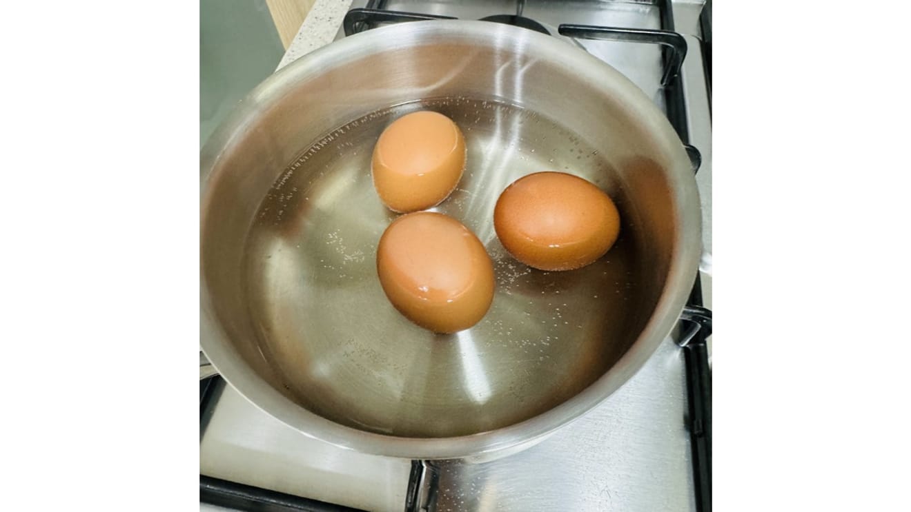 Cozinhando ovos em uma panela