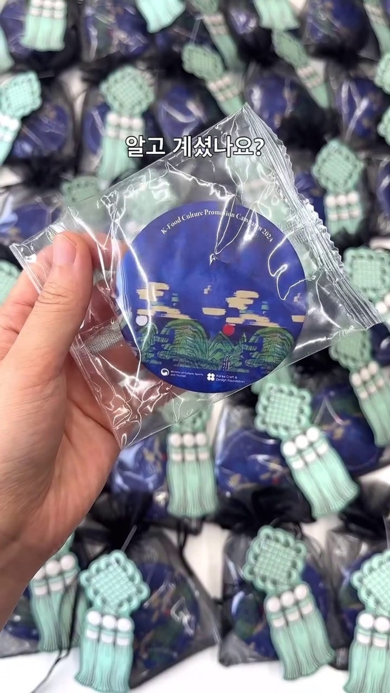 ¡Crea tus propios artículos con el espejo de mano de motivos tradicionales! Experiencia de accesorios de Hanbok personalizados que comienza en Lisle