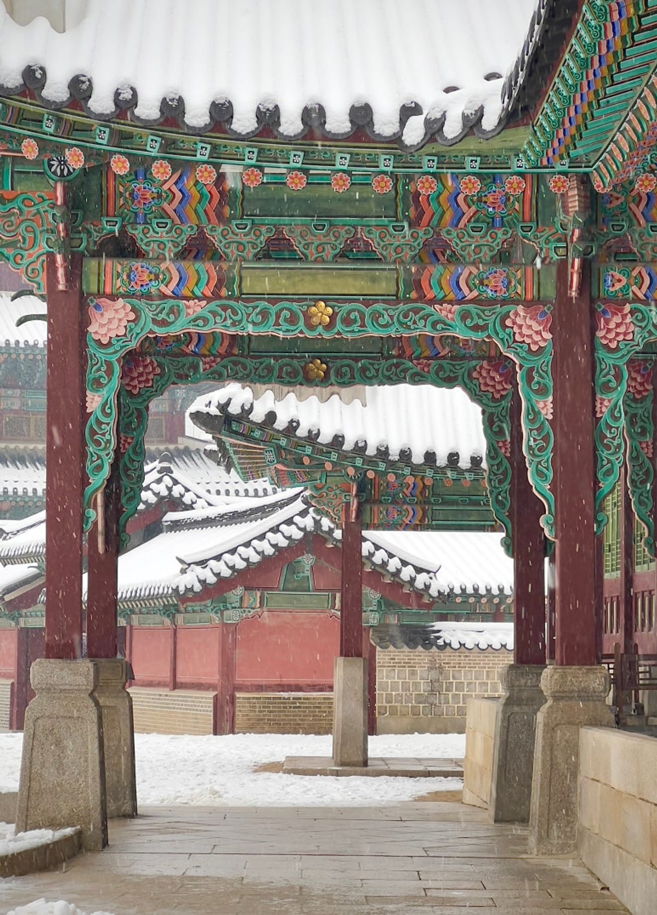 Winterreise im Changdeokgung Palast, erster Schneefall in Seoul 2025