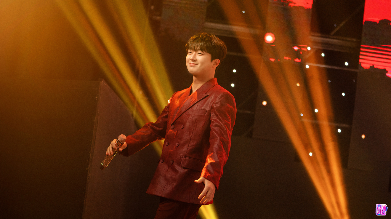 Cantante Lee Chan-won in azione: apparizione a SBS Inkigayo