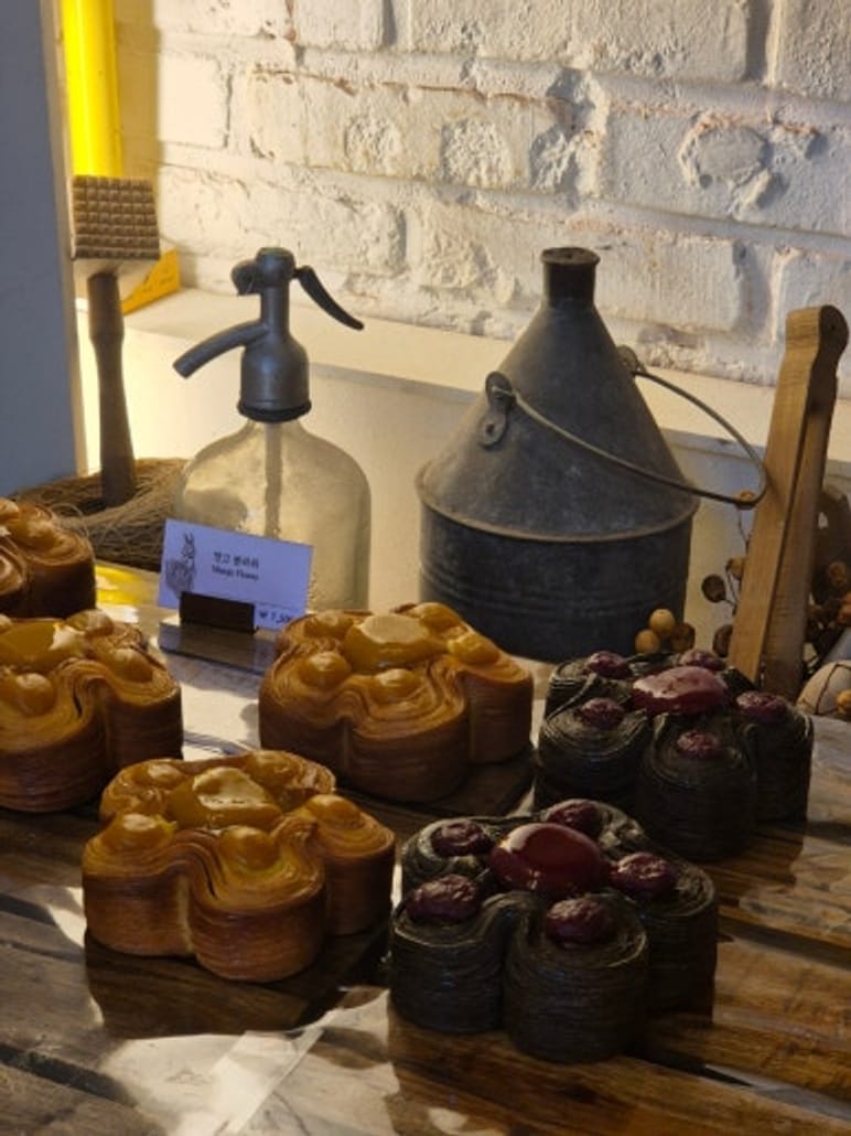 Apgujeong'da Kurdele Ekmekli Panier de Mmooni Rodeo Sokağı Cafe