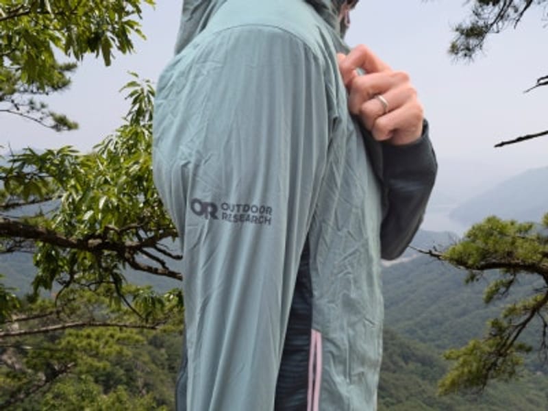 アウトドア必需品 春ジャケット 登山ジャケット アウトドアリサーチ OR 軽量機能性ジャケット おすすめ 着用レビュー