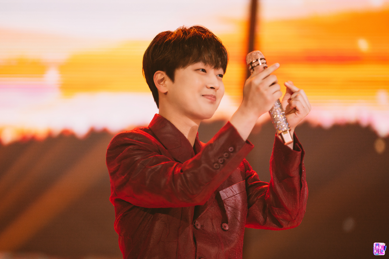 Cantante Lee Chan-won in azione: apparizione a SBS Inkigayo