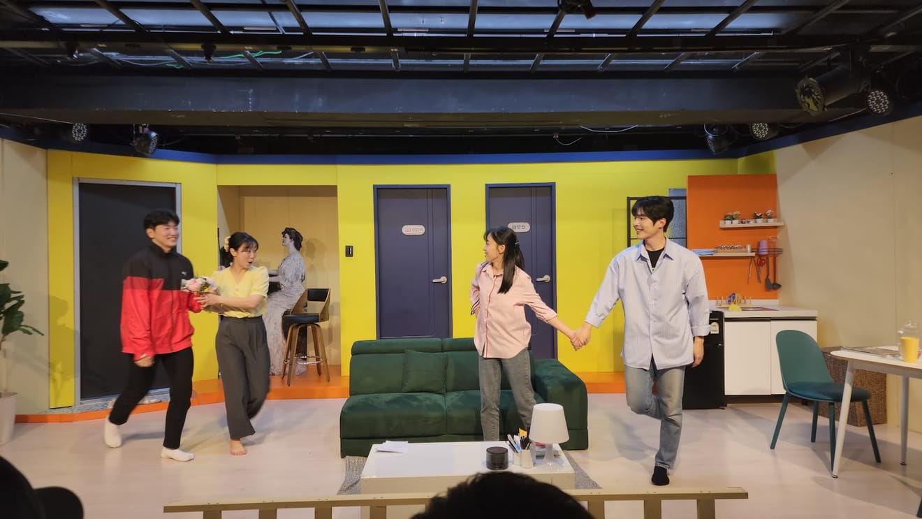 [Play Review] 'Falling in Love: D100', a Romantic Comedy in Daehakro Perfect for Couples' Dates