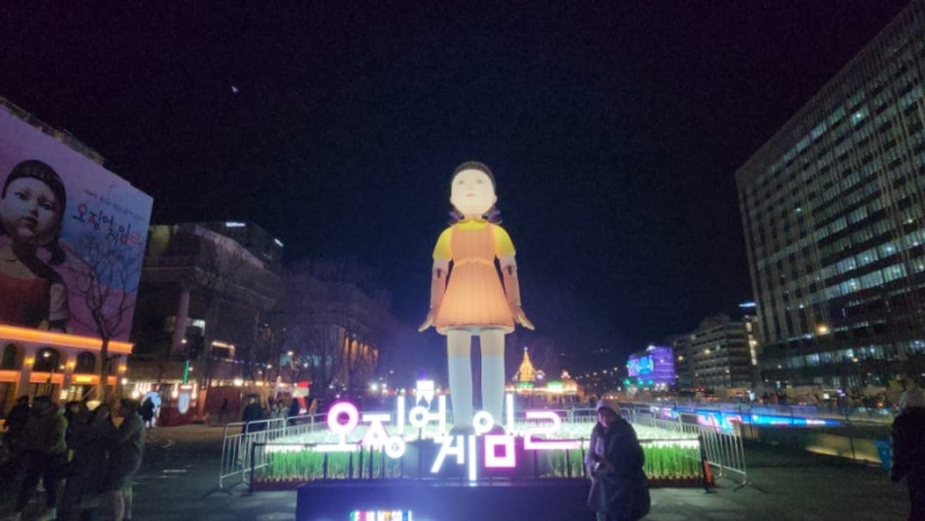 Robot géant Yeong-hee de Squid Game 2 sur la place Gwanghwamun