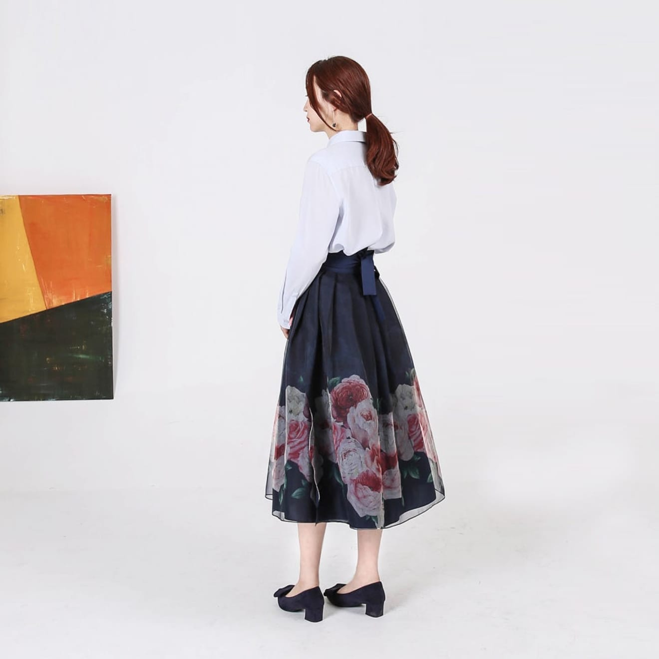 Gonna a pieghe con fiori francesi double-face blu navy indossata da una donna in Hanbok