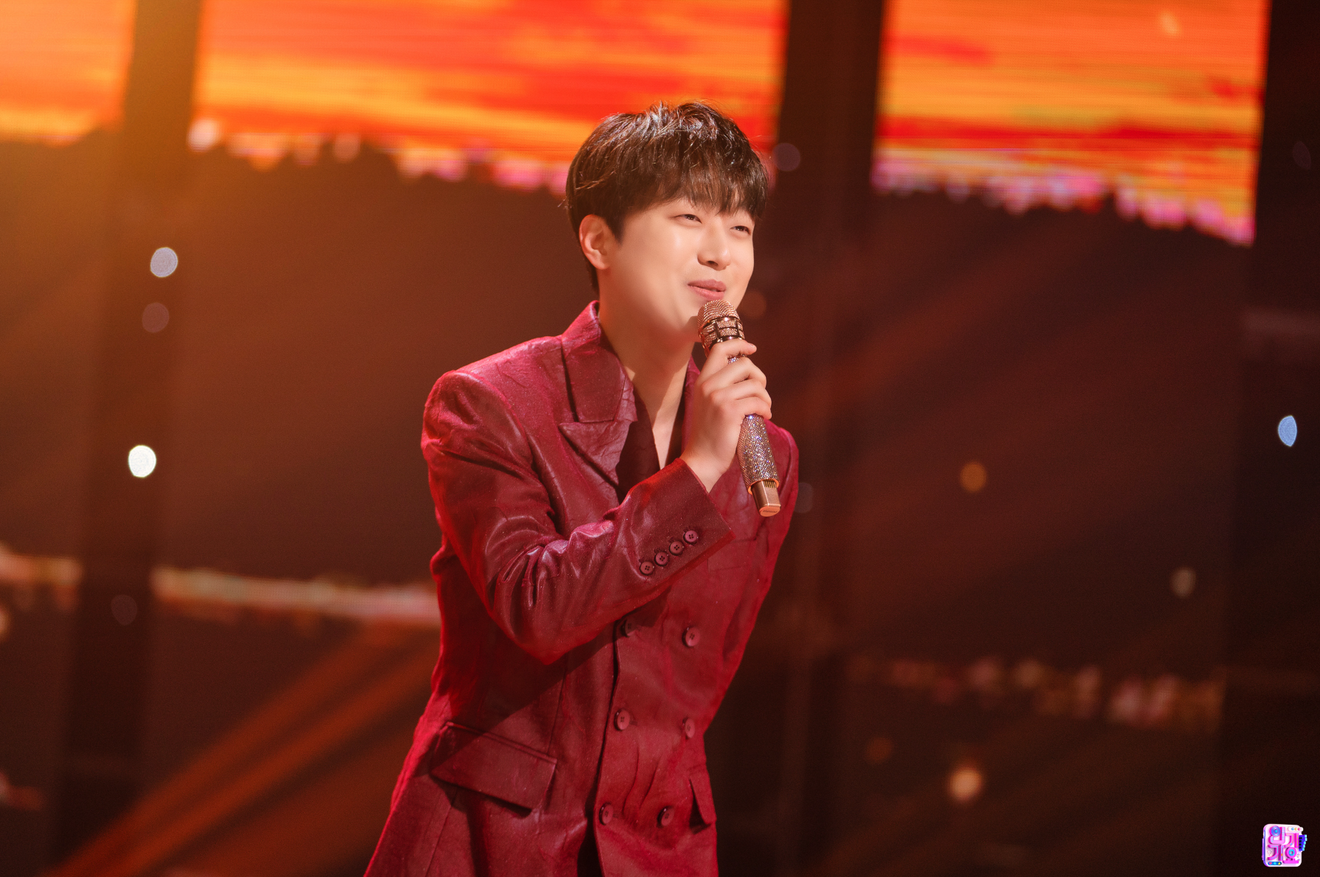 Cantante Lee Chan-won in azione: apparizione a SBS Inkigayo