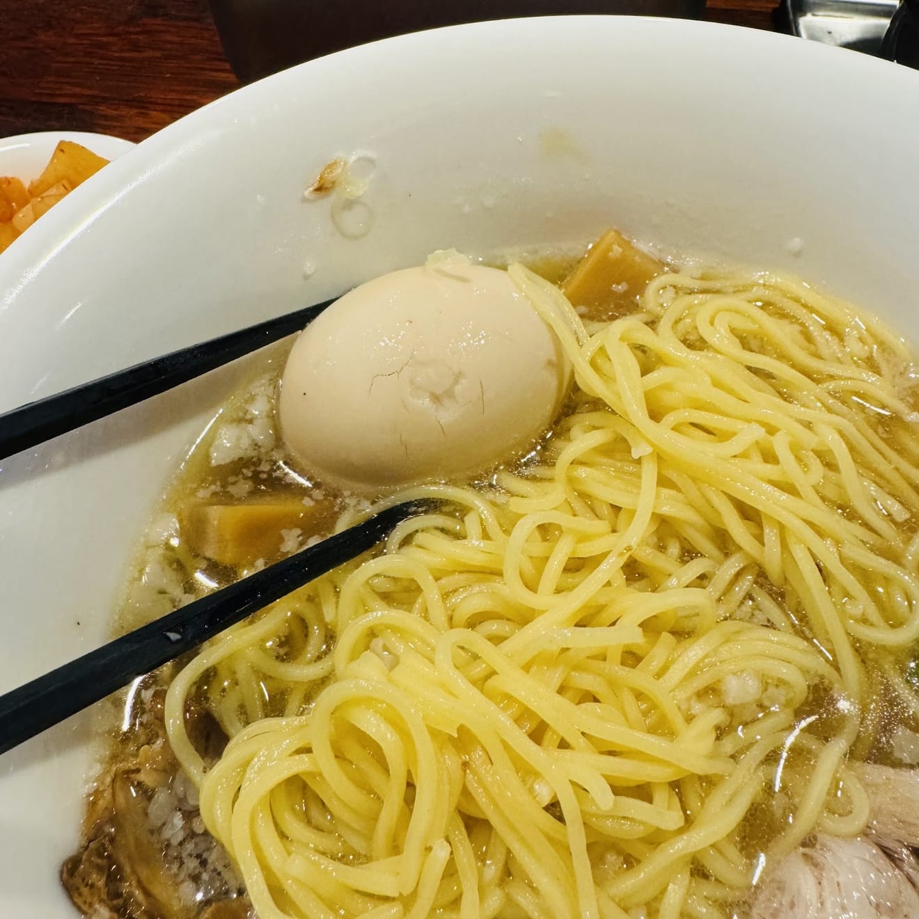 Foto van een ei in Shio Ramen