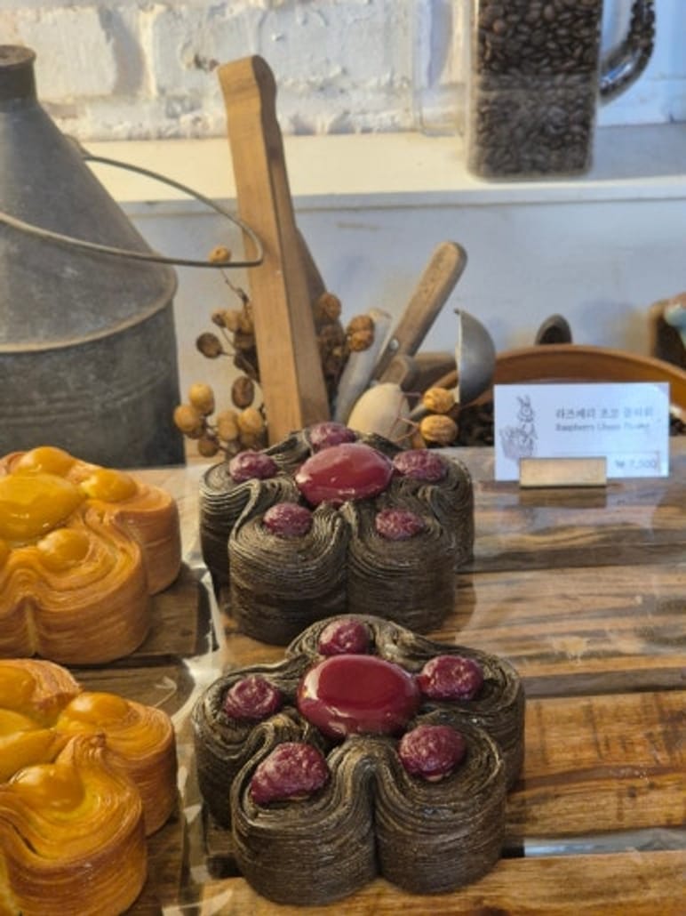 Apgujeong'da Kurdele Ekmekli Panier de Mmooni Rodeo Sokağı Cafe
