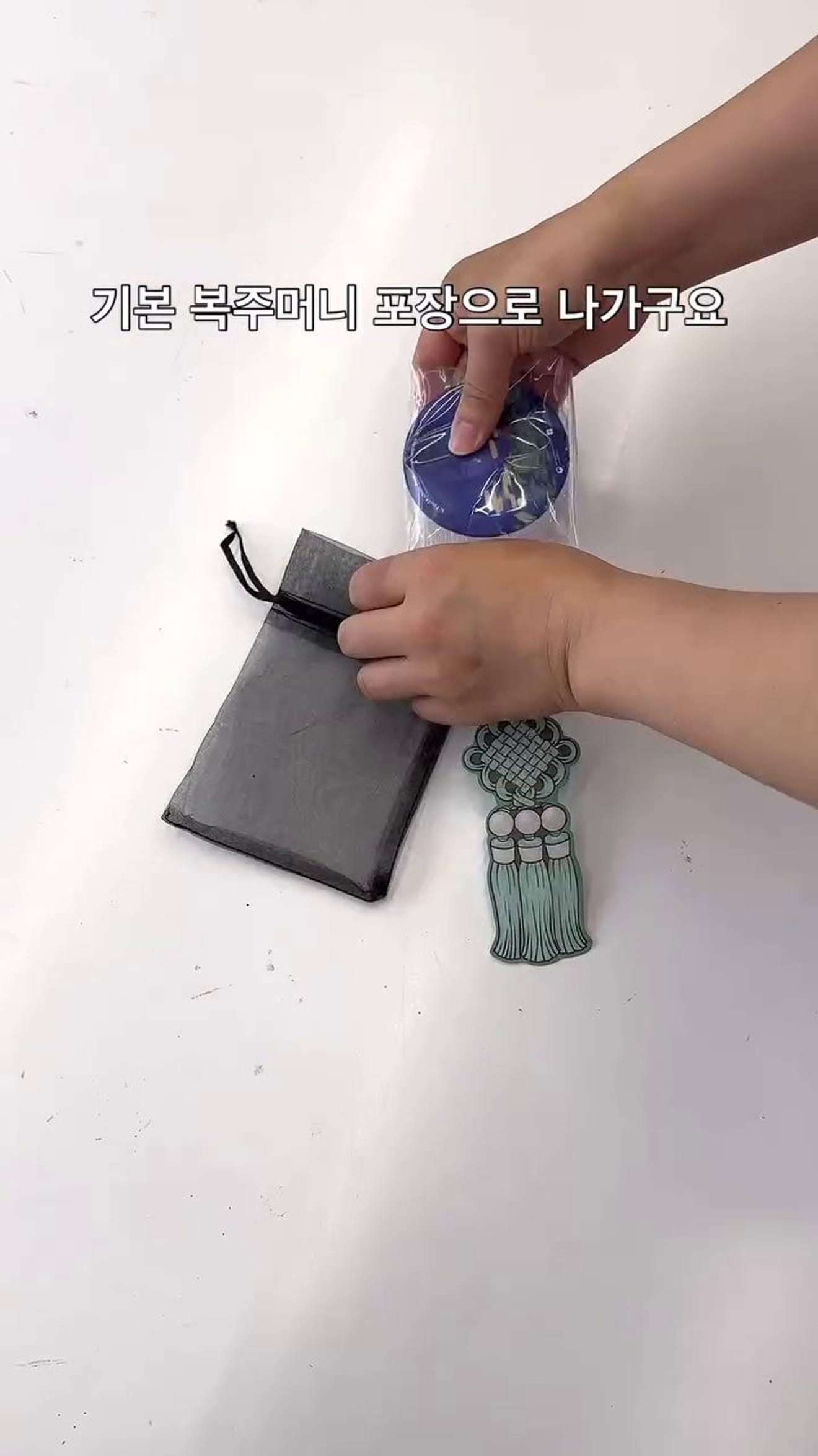 ¡Crea tus propios artículos con el espejo de mano de motivos tradicionales! Experiencia de accesorios de Hanbok personalizados que comienza en Lisle