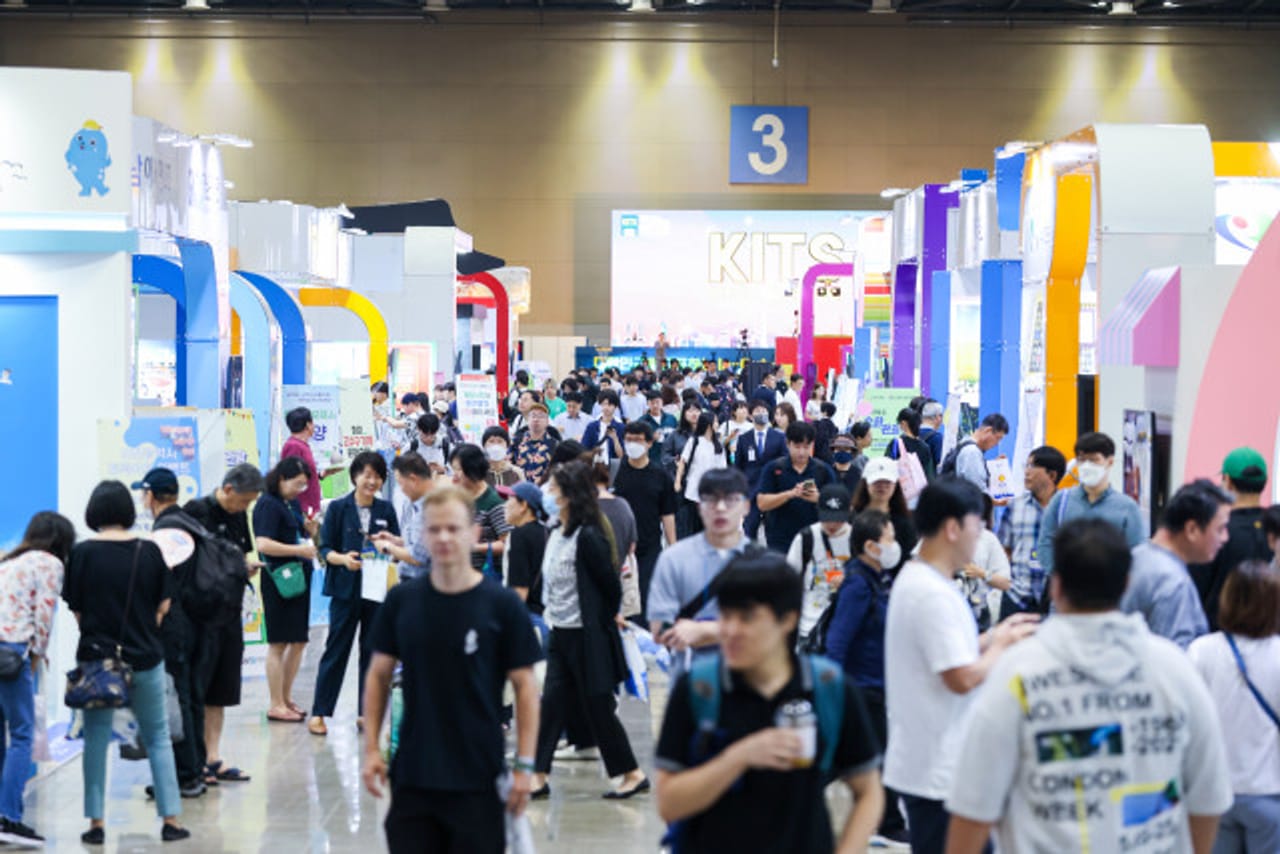 多くの人が集まる博覧会会場の写真