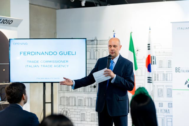 Directeur du bureau commercial de l'Agence italienne pour le commerce extérieur à Séoul, Ferdinando Gueli