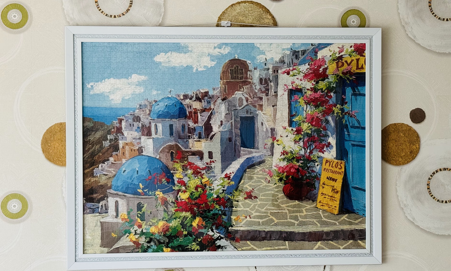Foto van de puzzel die aan de muur hangt