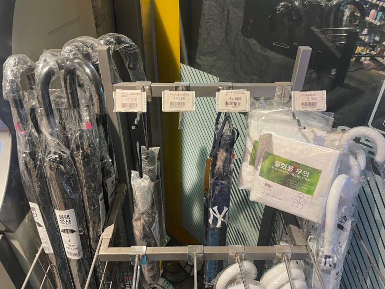 Árk összehasonlítás dél-koreai kényelmi boltok esernyőinek áráról (E-mart, GS25, Seven Eleven)