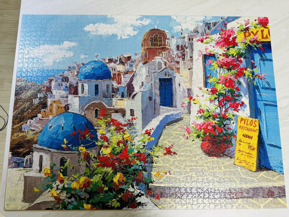 Foto eines fertig zusammengesetzten 2.000-teiligen Puzzles „Frühling auf Santorini“