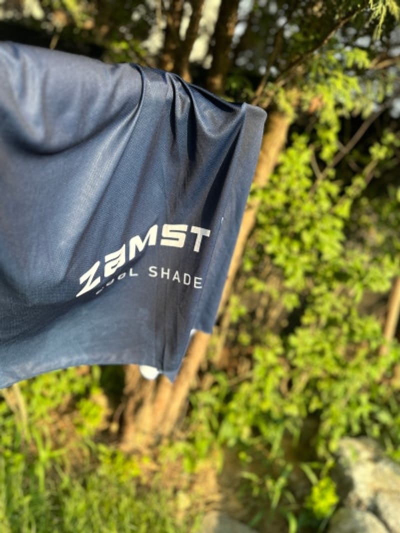 Consigli per l'equipaggiamento da running estivo: per la termoregolazione, scegli Zamst Cool Shader